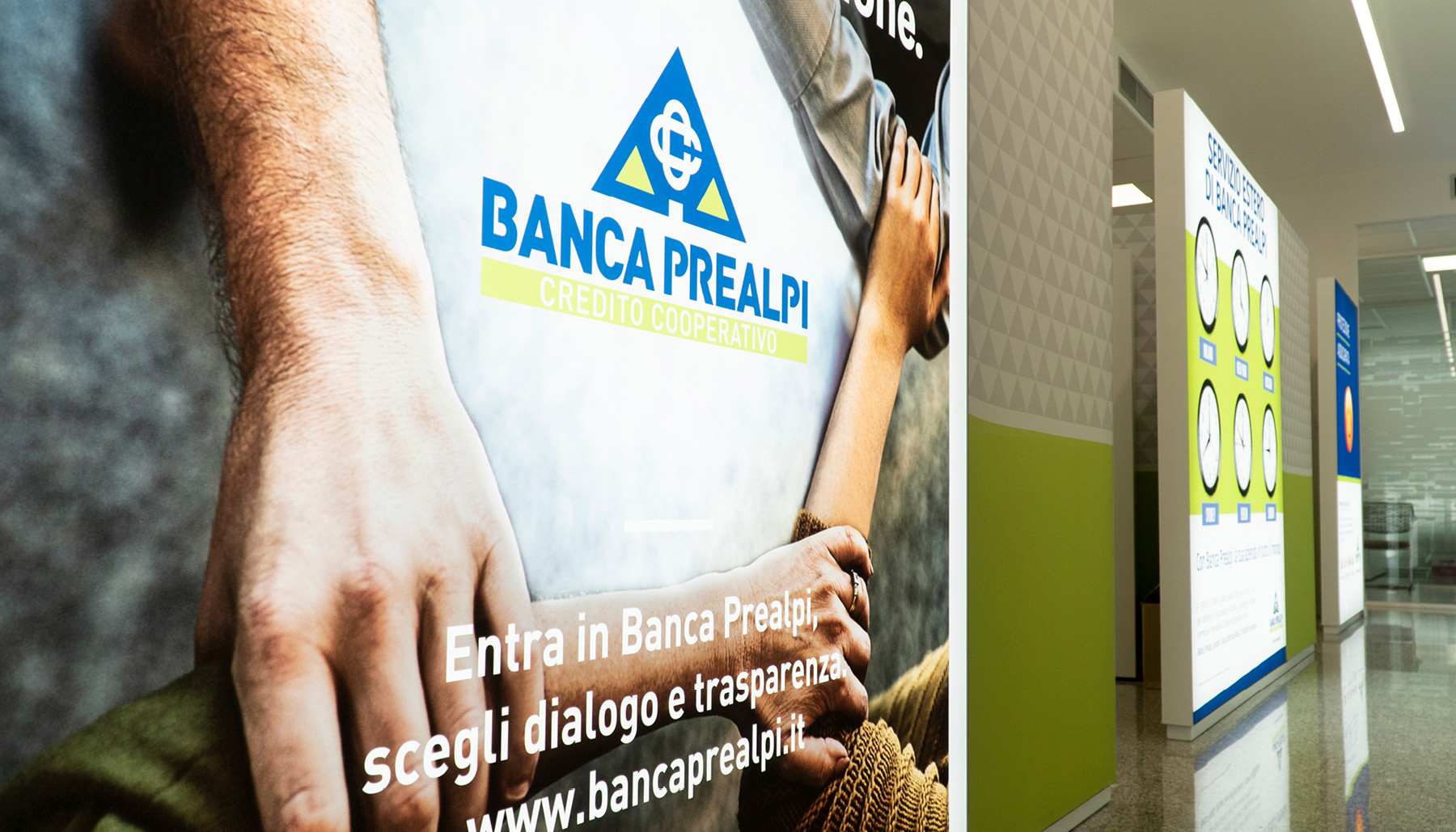 Progettazione allestimento Banca Prealpi SanBiagio | Kora Comunicazione