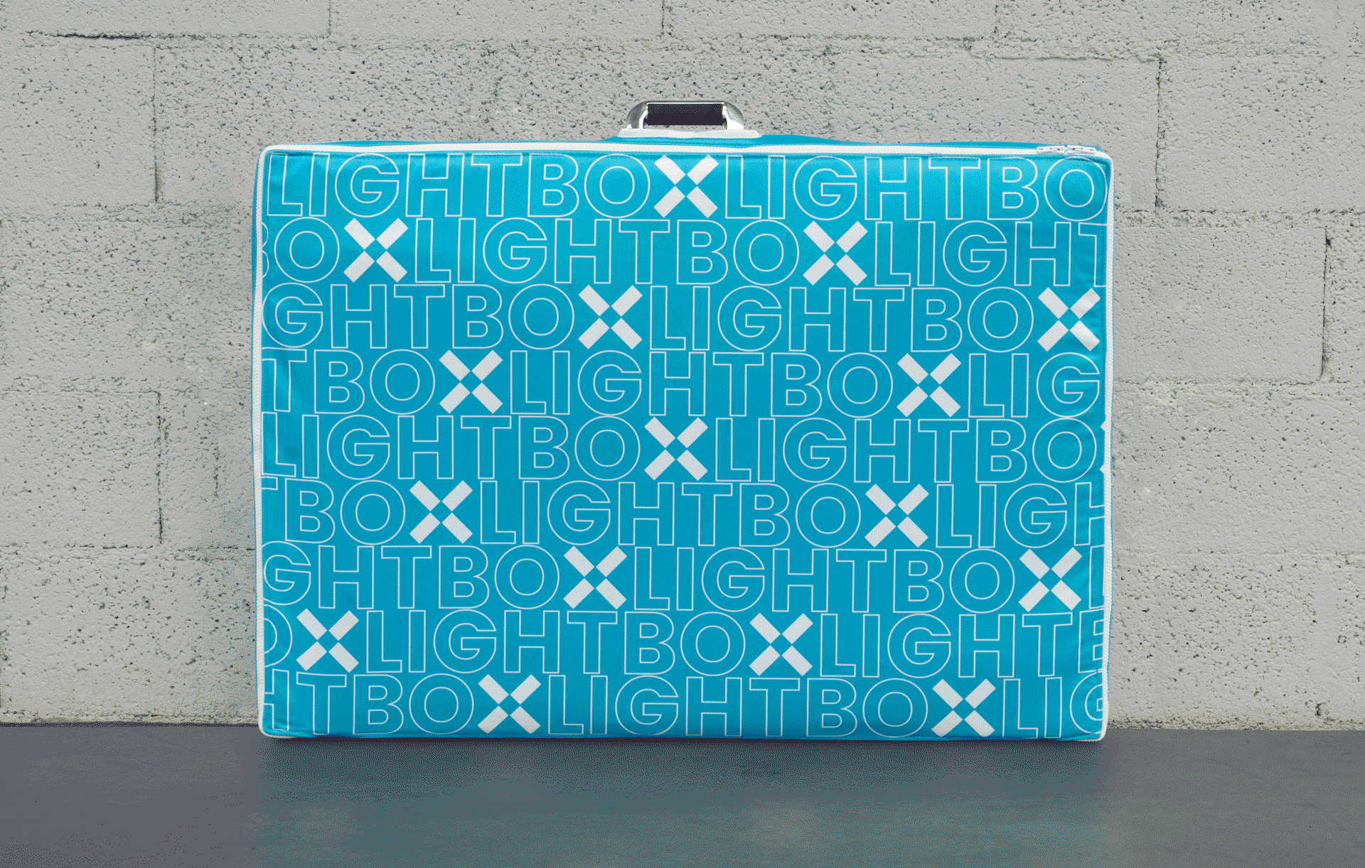 progettazione-grafica_kora-comunicazione_absolutex- Progettazione grafica valigia porta lightbox Absolutex | Kora Comunicazione